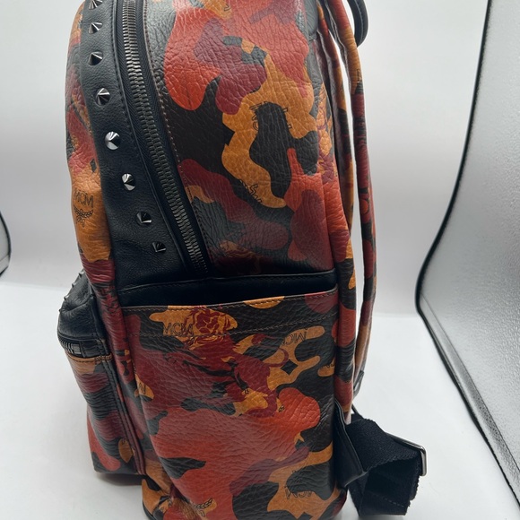 MCM 🔥full-size backpack visetos Camo orange with blk studs - Picture 5 of 16